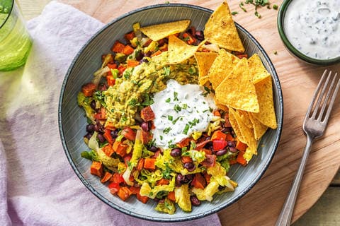 Bunte Nacho-Bowl mit Guacamole